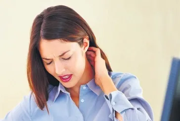 Sürekli telefona bakanlar dikkat! Tekno boyun yaygınlaşıyor