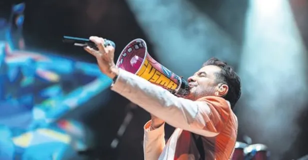 Yine çok iddialı! Kenan Doğulu, Alaçatı'da sahne aldı