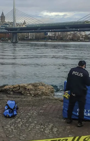 Unkapanı Köprüsü altında hareketli dakikalar! Vatandaşlar fark etti, suyun yüzeyinde...