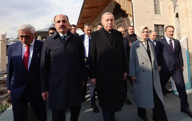 baskan-erdogan-konyadaki-mevlana-turbesini-ziyaret-etti-1710684887184.jpeg Başkan Erdoğan Konya'daki Mevlana Türbesi'ni ziyaret etti-2