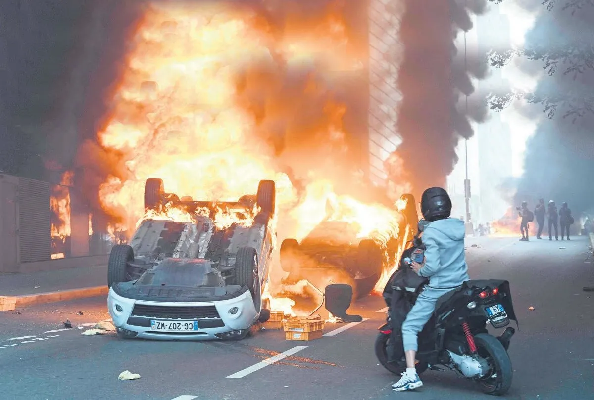 Fransa yanıyor Macron geziyor