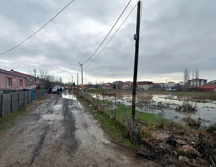 Selde zarar görenlere 5’er bin lira yardım yapıyoruz