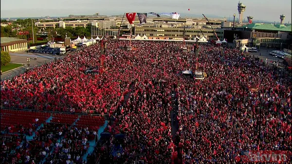 İstanbul'da vatandaşlar Atatürk Havalimanı'na akın etti! Alan doldu taştı - 11