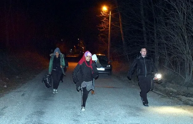 Türkiye'den son dakika Suriyeli mülteciler kararı: Sınır kapıları açıldı! Göçmenler Yunanistan sınırına yürüyor-3