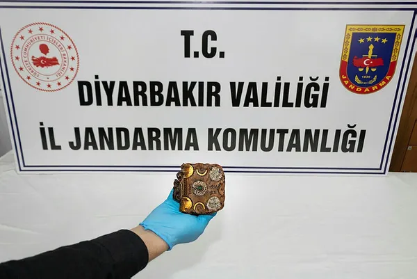 diyarbakirda-ele-gecirildi-ibranice-el-yazmasi-kitabi-300-bin-liraya-satmaya-calisiyorladi-1644822769102.jpg Diyarbakır'da ele geçirildi! İbranice el yazması kitabı 300 bin liraya satmaya çalışıyorladı...-1