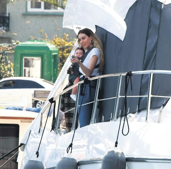 Kenan İmirzalıoğlu ve Sinem Kobal’ın kızları göründü! İşte Lalin