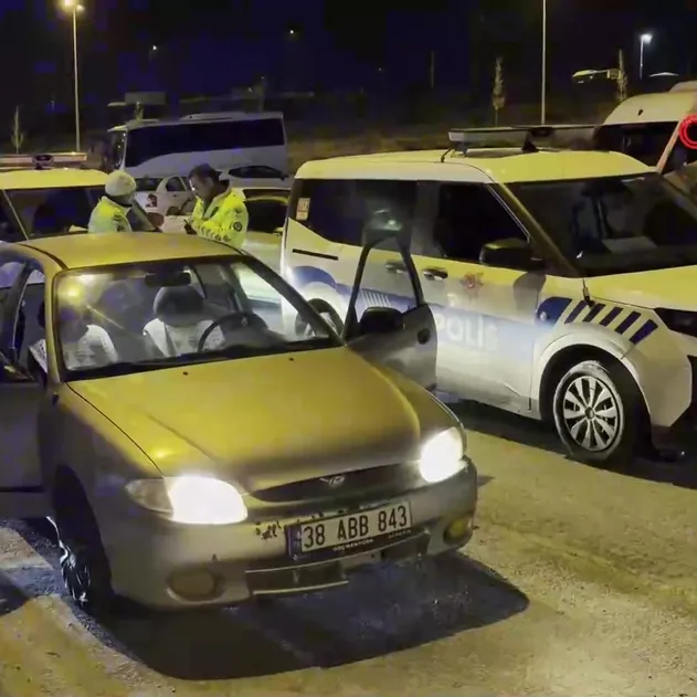 Yer: Kayseri! Uygulamada görevli polise çarpıp kaçtılar: 4 gözaltı