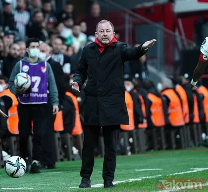 Çarşı karıştı! Beşiktaş taraftarından Sergen Yalçın’a şok tepki! İstifa mı ediyor?