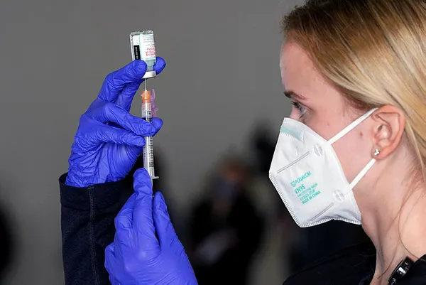 ABD’de temizlik çalışanı dondurucunun fişini çekti binlerce Moderna aşısı çöp oldu!