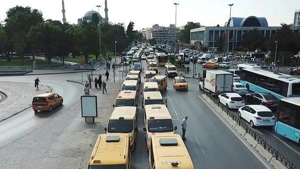 Çok sayıda dolmuş şoförü İBB önünde eylem yaptı-2