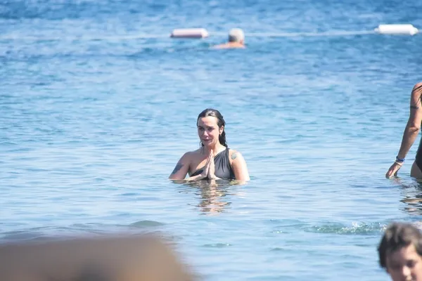 birca-akalay-ile-erdem-hamza-bodrumda-aska-tazeledi-1627506416644.jpeg Birce Akalay ile Erdem Hamza Bodrum'da aşk tazeledi!-1