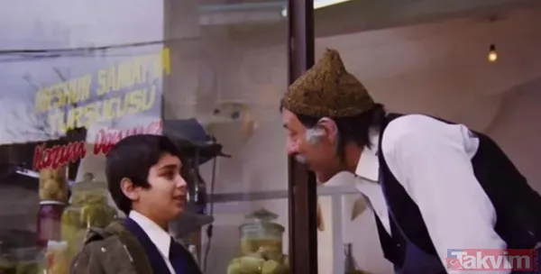 'Turşu sirkeli mi olur limonlu mu?' sahnesi dün gibi akıllarda! Yeşilçam'ın Neşeli Günler filminde inanılmaz hata! Münir Özkul öyle bir şey yapmış ki... - 3