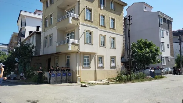 gurultu-kavgasindan-kan-dokuldu-baba-ve-oglu-olduruldu-1657008325636.jpg Gürültü kavgasında kan döküldü: Baba ve oğlu öldürüldü-4