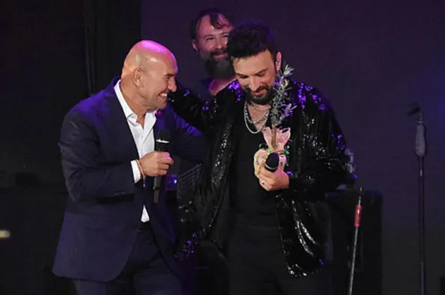 CHP'li İzmir Büyükşehir Belediyesi Başkanı Tunç Soyer halkın parasını yine konserlere döktü! Tarkan'dan sonra şimdi de Gülşen'e 5 milyon TL