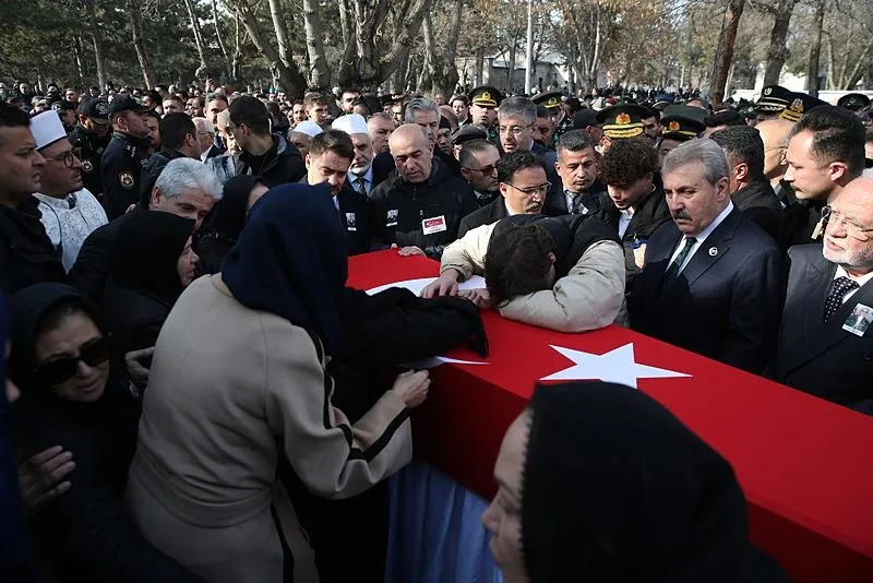 Şehit Tuğgeneral İsa Baydilli'nin yakınları tabuta sarılarak üzüntü yaşadı. (AA)