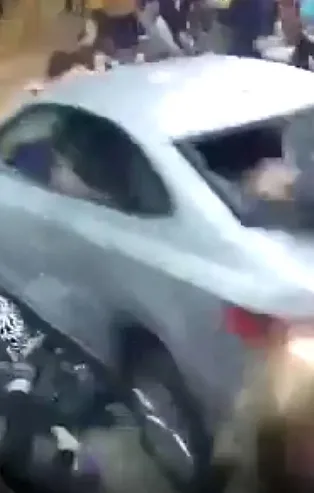 Arjantin'de feci kaza! Tiyatro sırası bekleyenlerin arasına araba daldı