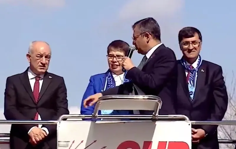 CHP'li Özgür Özel yine rezil oldu! Bu sefer Kütahya: Aday yerine başka birinin elini kaldırdı-2