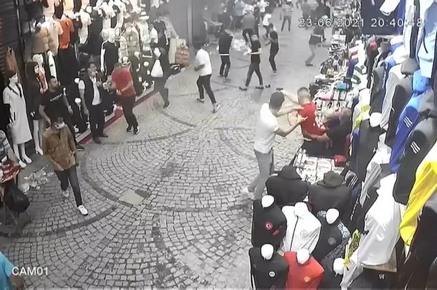 İstanbul Fatih'te akılalmaz olay! Önce tükürdü sonra ateş açtı