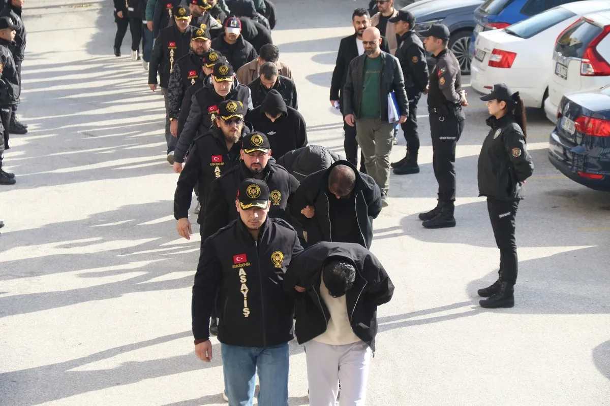 eskisehirde-fuhus-operasyonu-148-milyon-tllik-para-trafigi-desifre-oldu-1793196476580.jpg Eskişehir merkezli fuhuş operasyonunda WhatsApp ağı deşifre oldu! 18 şüpheli tutuklandı-3