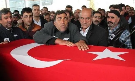 korgeneral-osman-erbas-helikopter-kazasindan-iki-saat-once-sehit-ailesini-ziyaret-edip-allah-bizi-de-o-mertebeyi-nasip-etsin-demis-1614959479851.jpg Korgeneral Osman Erbaş, helikopter kazasından iki saat önce şehit ailesini ziyaret edip, "Allah bizi de o mertebeye nasip etsin" demiş-3