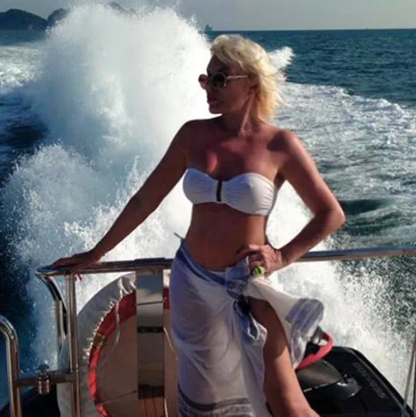 Ajda Pekkan'ın göbek deliği sosyal medyada olay yarattı-2