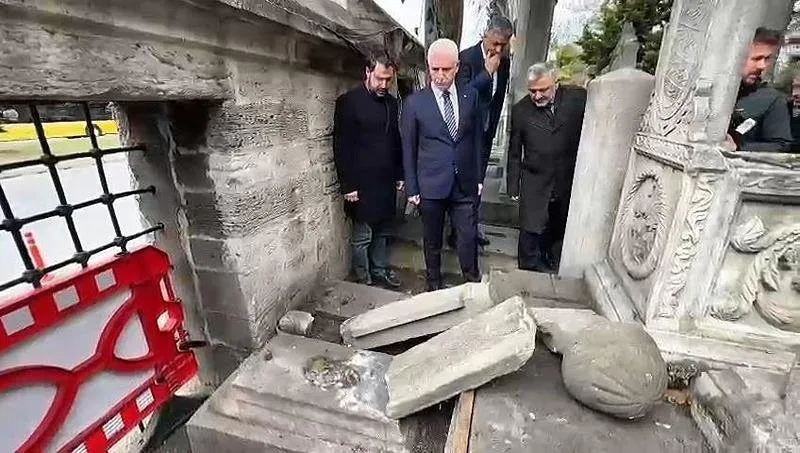 Vali Gül Şehzadebaşı'ndaki zararı inceledi. (DHA)