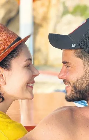 Yıldız Çağrı Atiksoy ve Berk Oktay fotoğraf paylaştı