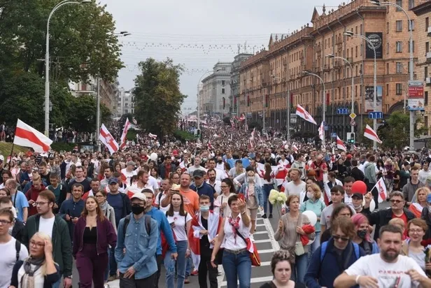 minskte-gerginlik-cumhurbaskani-lukasenko-konutuna-elinde-tufekle-geldi-1598212673728.jpg Belarus'un başkenti Minsk'te tansiyon had safhada: Devlet Başkanı Lukaşenko, konutuna elinde tüfekle geldi-3