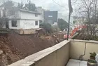 Ataşehir'de korku dolu anlar! İnşaatın istinat duvarı bitişik evin bahçesiyle birlikte çöktü