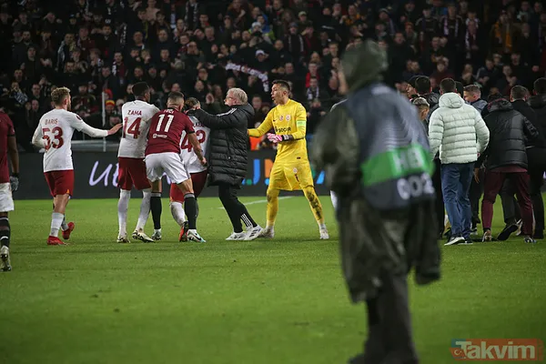 Galatasaray - Sparta Prag maçı bitti saha karıştı! Kırmızı kart gören Okan Buruk'tan flaş açıklama: "Soyunma odasına geldi" - 13