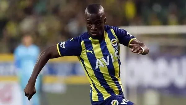 ozel-haber-i-enner-valencia-fenerbahceye-veda-mi-ediyor-resmi-teklif-geldi-1651654366475.jpeg