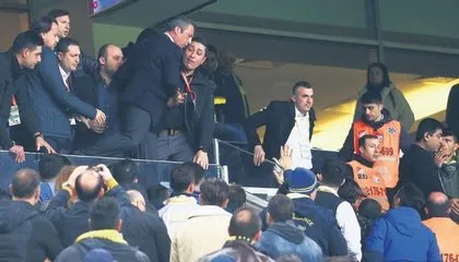Son dakika Fenerbahçe haberleri: Ali Koç taraftarların arasına atladı! Dünya basınında gündem oldu