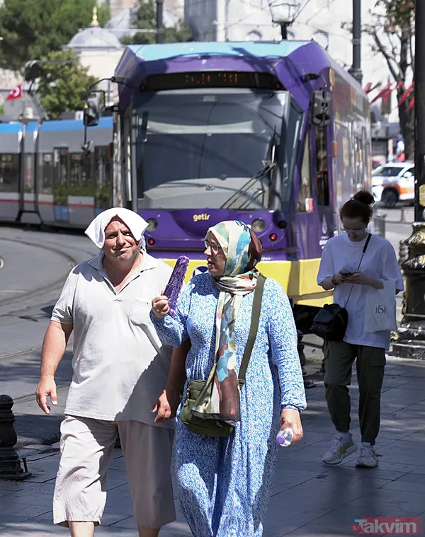 İstanbul'da sıcaklık 31 dereceyi gördü: Kimi şemsiyesine sığındı kimi gömleğine... - 2