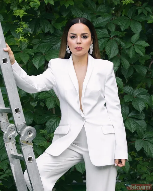 Aşk-ı Memnu’nun Cemile’si Pelin Ermiş beyaz ceketinin içine hiçbir şey giymeden paylaştı! Pozları ayrı son hali ayrı olay oldu! - 19