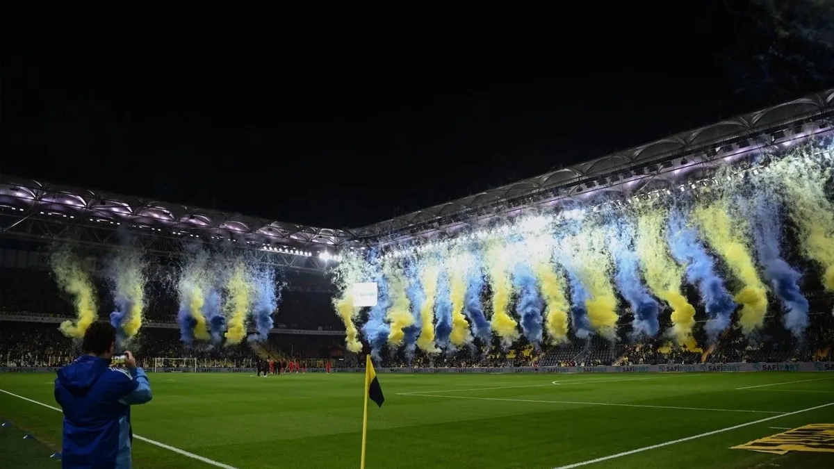 Fenerbahçe taraftarlarından derbi öncesi görsel şölen