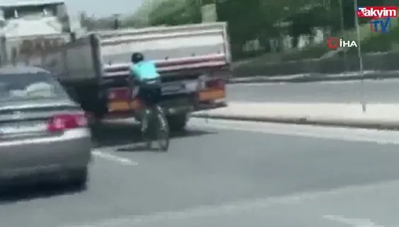 Tırla adeta yarışan bisikletlinin yürekleri ağıza getiren yolculuğu kamerada