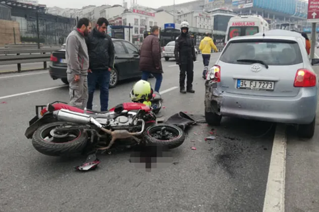 E-5'te kaza: Trafik durma noktasında