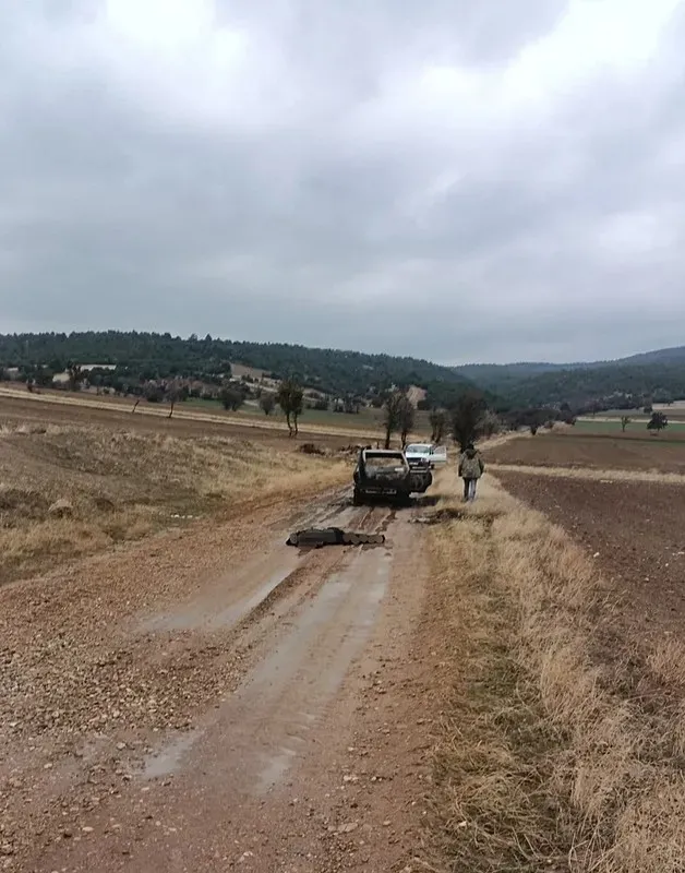 polisler-kesik-basi-ariyor-yanan-otomobilin-yakininda-bassiz-erkek-cesedi-bulundu-1765010241709.jpeg Ferdi Özdemir'in aracı (DHA)