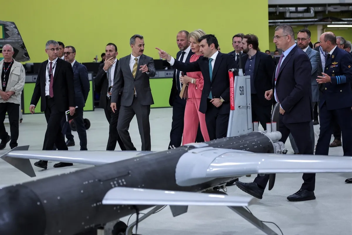 davet-baskan-erdogandan-icabet-mathildeden-belcika-kralicesi-428-kisilik-heyetle-istanbulda-ekonomik-misyon-ci-1778431324388.jpeg Davet Başkan Erdoğan'dan icabet Mathilde'den! Belçika Kraliçesi 428 kişilik heyetle İstanbul'da: "Ekonomik Misyon" çıkarması-10