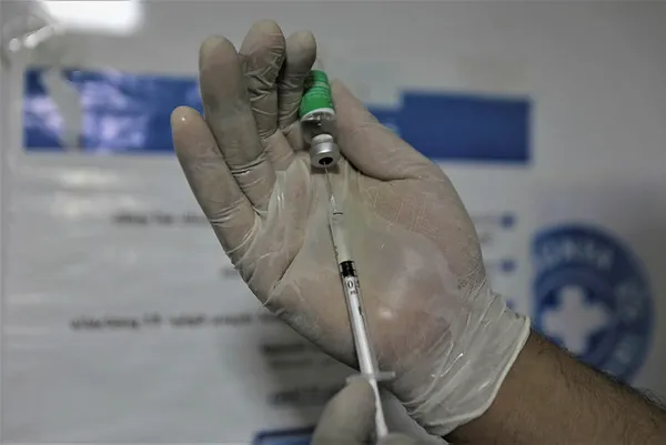 koronavirus-sahtekarliginda-akilalmaz-detaylar-yarim-doz-asi-sahte-asi-karti-bos-sise-satisi-1631524414011.jpg Koronavirüs sahtekarlığında akılalmaz detaylar! Yarım doz aşı, sahte aşı kartı, boş şişe satışı...-2