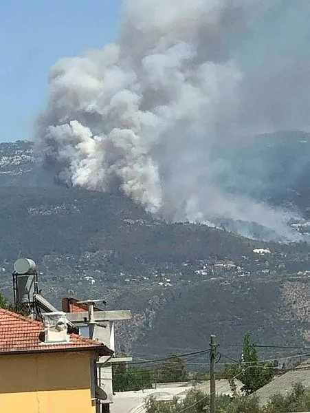 antalyanin-kas-ilcesinde-orman-yangini-uzumlu-ve-islamlar-bolgesindeki-bazi-yapilar-zarar-gordu-1624724179909.jpeg