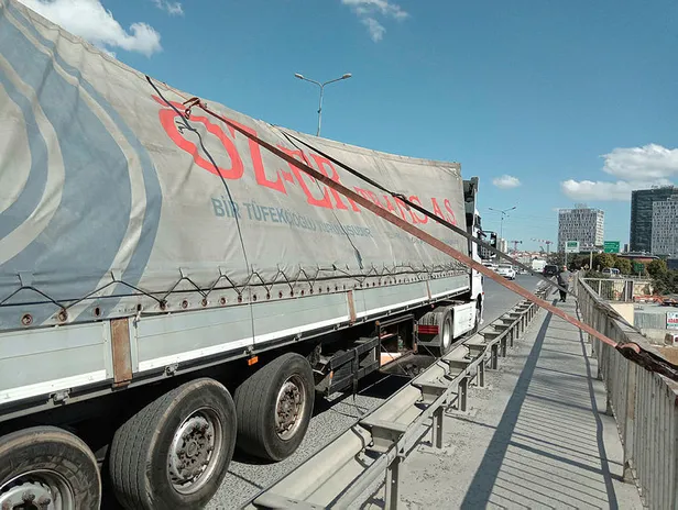 Küçükçekmece TIR dorsesi yan yattı, trafik durma noktasına geldi-2