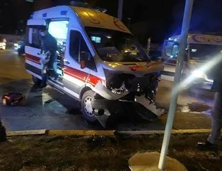 Ambulans ile otomobil çarpıştı