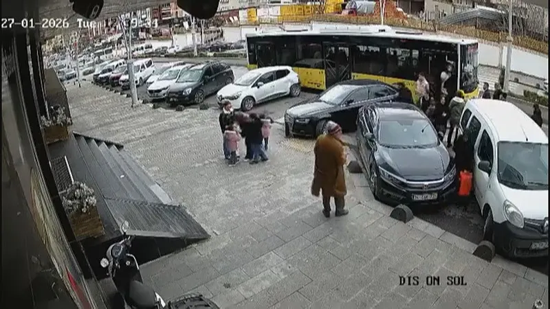 Esenler'de İETT otobüsü park halindeki araçlara çarptı: Kaza anı kamerada-1
