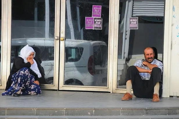 Diyarbakır'da evlatları için nöbet tutan annelere imza kampanyası-2