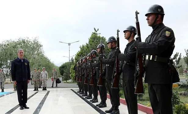 SON DAKİKA: Bakan Akar 5. Hudut Alayı'nda denetlemelerde bulundu-4