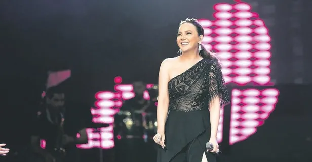 Bir Ebru Gündeş klasiği! Harbiye tıklım tıklım