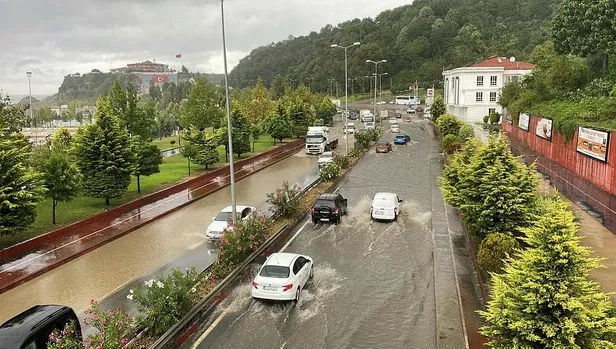 Uyarılar sonrası 3 ilde kuvvetli sağanak! Zonguldak, Kocaeli ve Sakarya'da sokak ve caddeler göle döndü-5