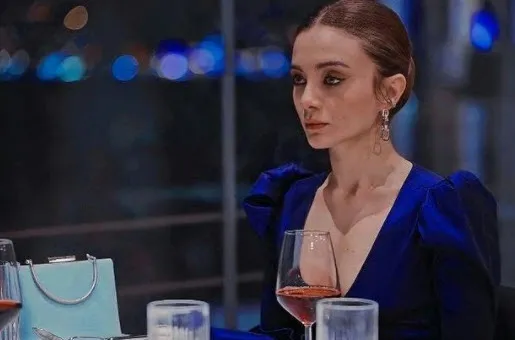 Çukur bitti kıyafetler gitti Efsun kendinden geçti! Damla Sönmez ne var ne yok çıkardı bikinisiyle düşman çatlattı-3