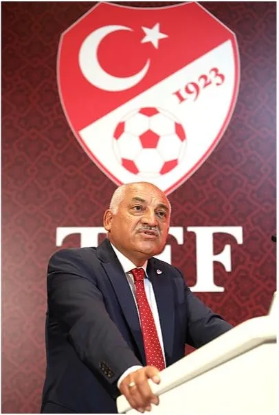 tff-baskani-mehmet-buyukeksi-yabanci-gazetecilerle-bir-araya-geldi-1661438329211.jpg TFF Başkanı Mehmet Büyükekşi, yabancı gazetecilerle bir araya geldi-2